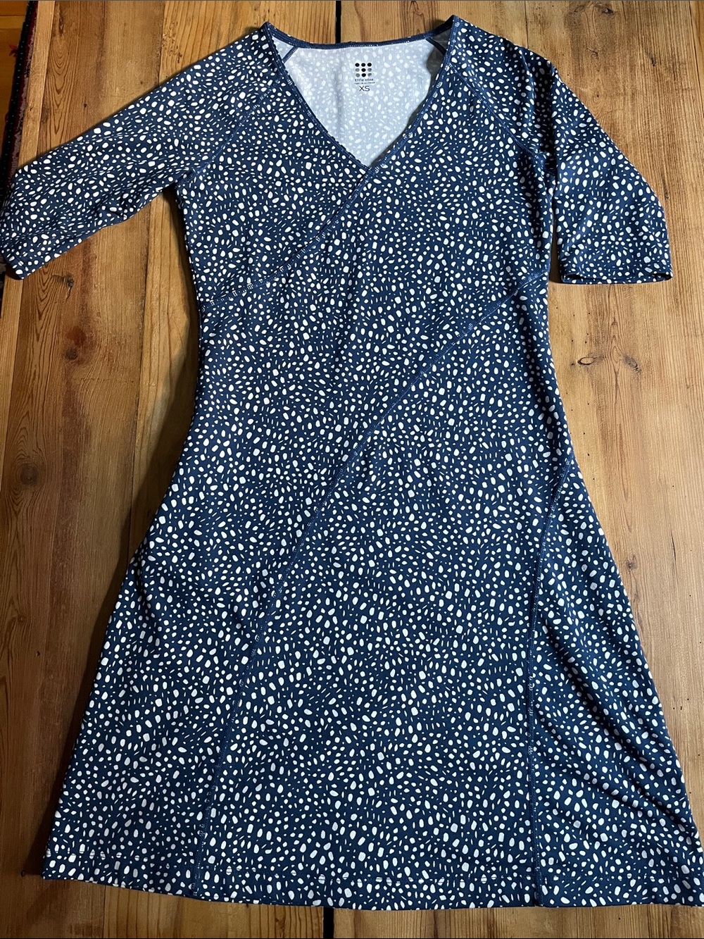 TITLE NINE XS Blue Buttah V-Neck Dress Sayonara Cafe Sleeves in Dots